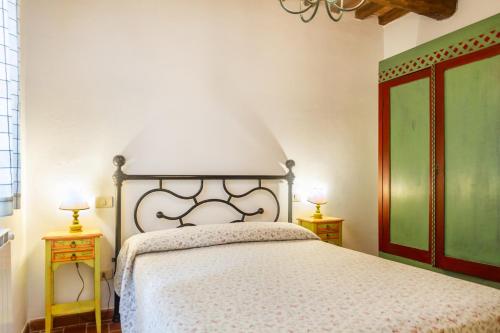 1 dormitorio con 1 cama grande y 2 mesitas de noche en Bruco, en Montiano