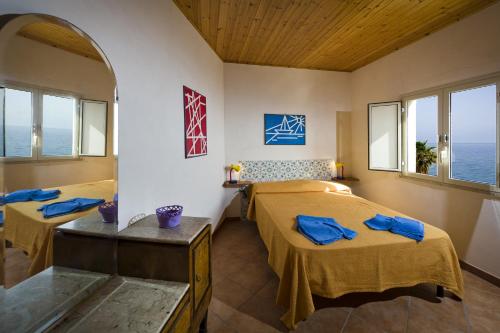 カステッランマーレ・デル・ゴルフォにあるTrivani a 100 m dal mareのベッドルーム1室(青いタオル付きのベッド2台付)