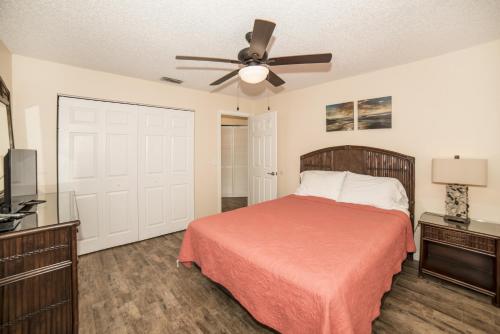 a bedroom with a bed and a ceiling fan at Tropical Indian Rocks Beach suite B in Clearwater Beach