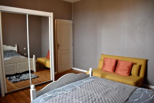 Postel nebo postele na pokoji v ubytování La Domus Lemaitre 7, WIFI, 2 chambres, parking