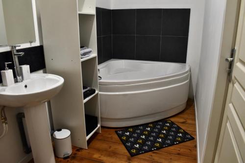 Koupelna v ubytování La Domus Lemaitre 7, WIFI, 2 chambres, parking