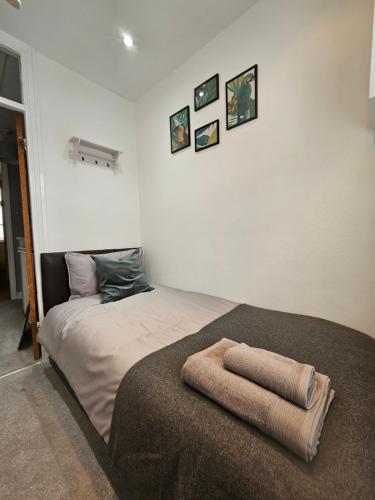 Giường trong phòng chung tại Leyland House, 3 Bedroom, Parking Space, Coventry CV5