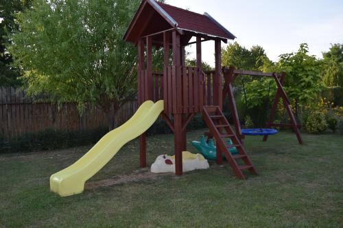 un parque infantil con tobogán y estructura de juegos en Prokop Vendégház, en Tolcsva