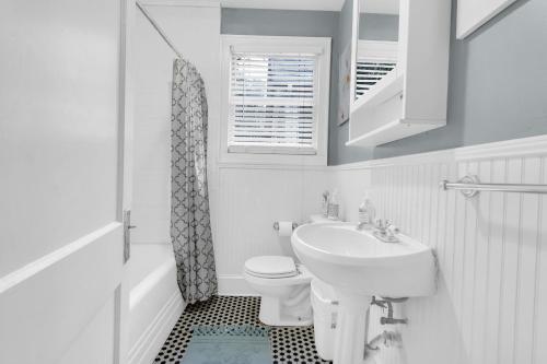 ein weißes Bad mit einem Waschbecken und einem WC in der Unterkunft Southern Comfort in Atlanta