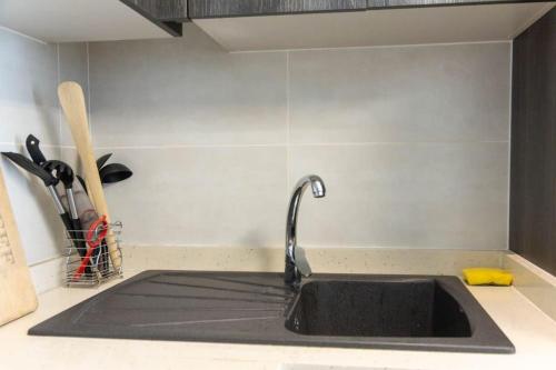 Kuchyň nebo kuchyňský kout v ubytování Exec 2 Bed @ Embassy Gardens