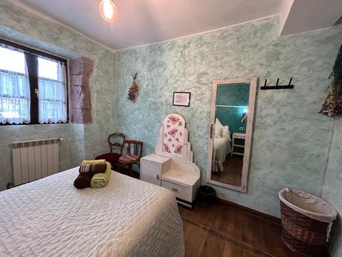 Sumbilla的住宿－Casa Rural Garzibaita，一间卧室配有一张床和镜子