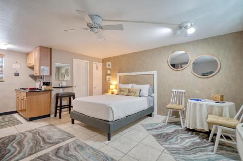 Кровать или кровати в номере Camelot Beach Suites