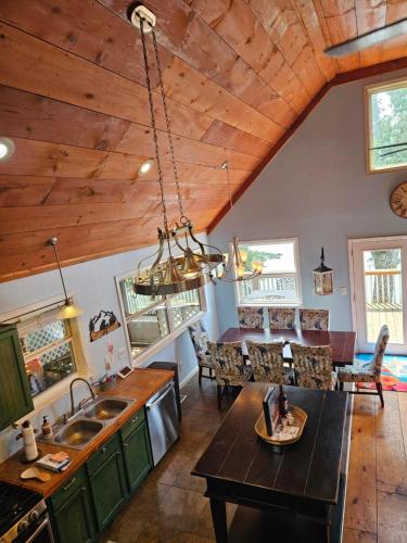 cocina y sala de estar con techo de madera en LAKEFRONT Home at Lake Chickamauga! Walk to the Marina! en Dayton