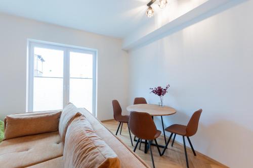 - un salon avec un canapé et une table dans l'établissement Cozy Stay Apartement, à Pärnu