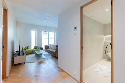 ein Wohnzimmer mit einer Glastür, die in ein Wohnzimmer führt in der Unterkunft Cozy Stay Apartement in Pärnu