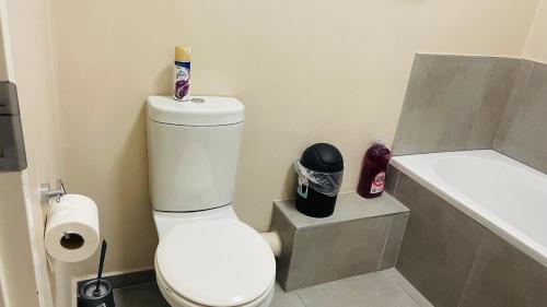 Un baño con inodoro blanco y bañera. en Mall Of Africa Spot2 By Damo, en Midrand