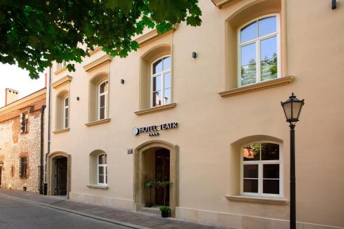 un edificio con una luz de la calle delante de él en HOTEL TEATR en Cracovia