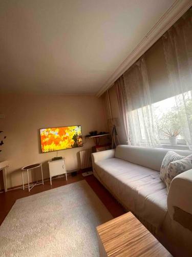 ein Wohnzimmer mit einem Sofa und einem Fenster in der Unterkunft BAHCELIEVLER Grandbazaar,spicebazaartram 10 min,metrobus15min in Istanbul