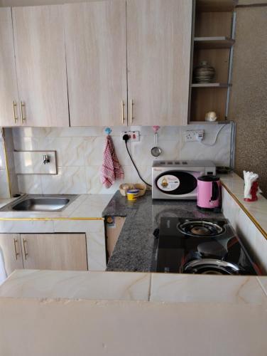 uma cozinha com um fogão e uma bancada em TajHomes em Eldoret