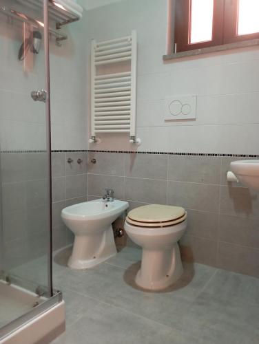 uma casa de banho com um WC e um lavatório em Casa vacanze santa chiara em Marino