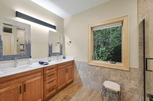 baño con 2 lavabos y ventana en Amenity-Packed Holiday Home, en Weaverville