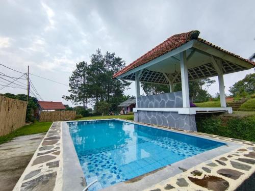 een zwembad voor een prieel bij Villa Cisarua Dongkris in Brujul