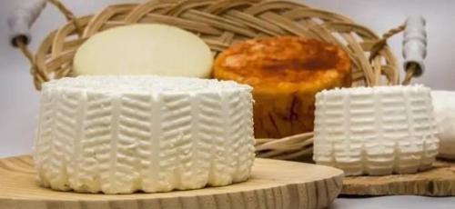 a table with a basket with eggs and a bread at Las Casas de Lola in Candeleda