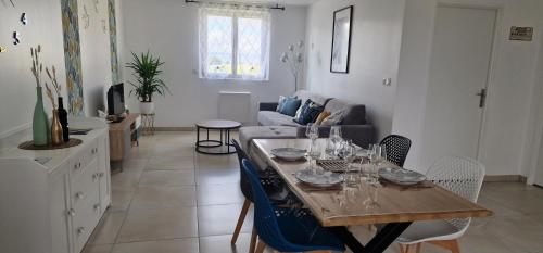 un salon avec une table et un canapé dans l'établissement L'étape champenoise appartement, à Bouy