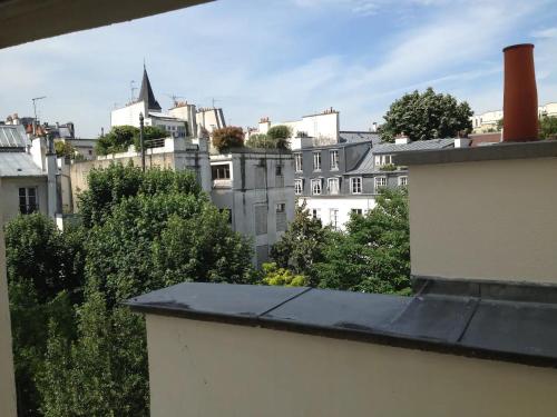 een uitzicht vanaf het dak van een gebouw bij Appartement vue sur les toits - Saint-Germain-des-Prés in Parijs