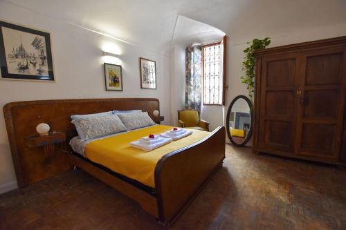 a bedroom with a bed with two towels on it at Porpora House in Novi Ligure