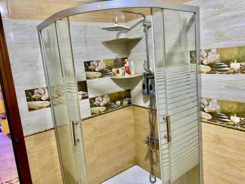 eine Dusche mit Glaskabine im Bad in der Unterkunft Pyramids hills view apartment in Kairo