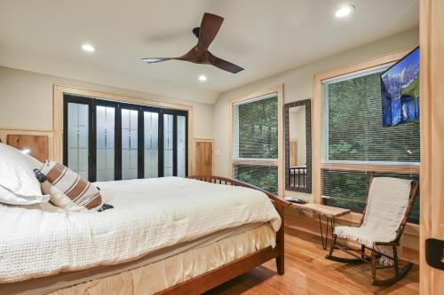 1 dormitorio con 1 cama grande y ventanas en Amenity-Packed Holiday Home, en Weaverville