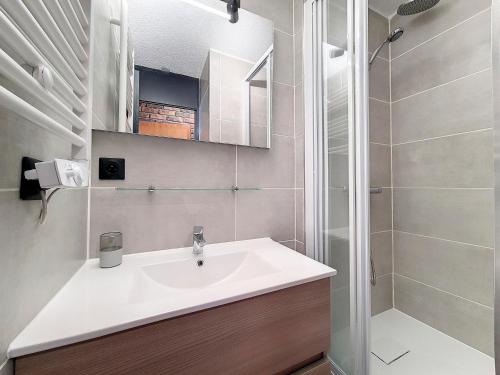 une salle de bain avec un lavabo et une douche dans l'établissement Studio Lumineux 4 Pers, Accès Pistes, Balcon SO, Près Commerces et Remontées, Non Fumeur, Animaux Refusés - FR-1-344-990, aux Menuires