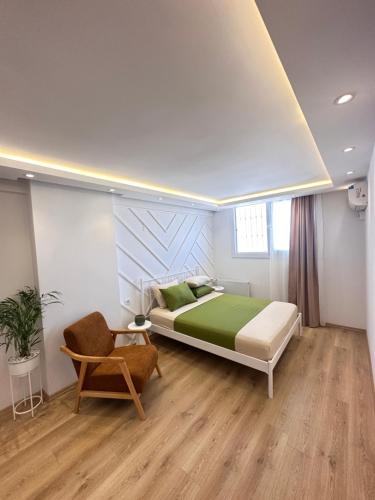 a bedroom with a bed and a chair at Deniz manzaralı, özel tasarımlı ev . in Mezitli