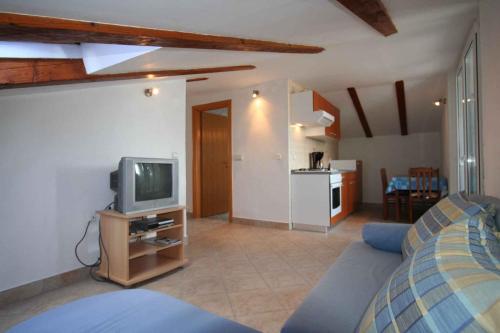 Televízia a/alebo spoločenská miestnosť v ubytovaní Apartments in Silo/Insel Krk 35162
