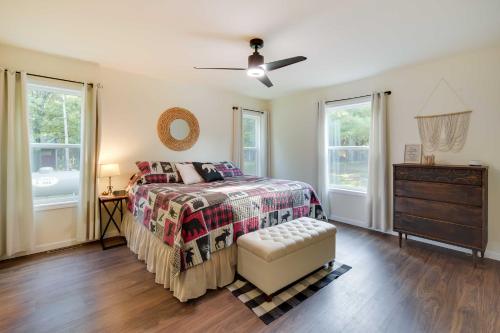Ένα ή περισσότερα κρεβάτια σε δωμάτιο στο Waterfront Webster Cabin with Dock on Warner Lake!