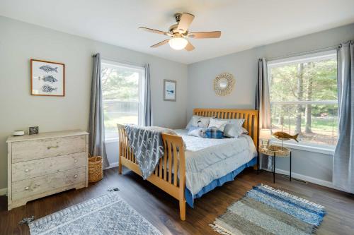 - une chambre avec un lit et un ventilateur de plafond dans l'établissement Waterfront Webster Cabin with Dock on Warner Lake!, à Siren