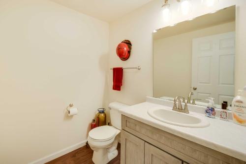 Ένα μπάνιο στο Waterfront Webster Cabin with Dock on Warner Lake!