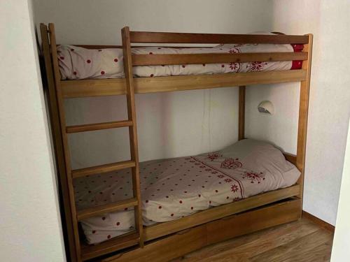 a couple of bunk beds in a room at Résidence L'Étoile d'Orion - Appartement au pied des pistes in Orcières