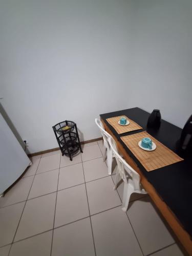 una mesa de comedor con dos platos. en Casa inteira Ipatinga, en Ipatinga