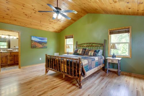 En eller flere senge i et værelse på Murphy Cabin with Hot Tub, Fire Pit and Mountain Views
