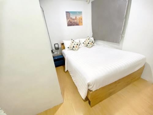 Llit o llits en una habitació de ซับรูมโฮเทล Subroom Hotel