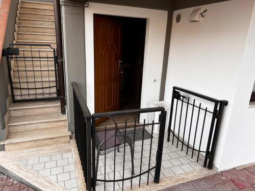 uma entrada para uma casa com uma porta castanha em Aguzzi beb em Rieti