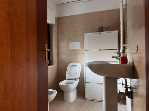 uma casa de banho com um WC branco e um lavatório. em Aguzzi beb em Rieti