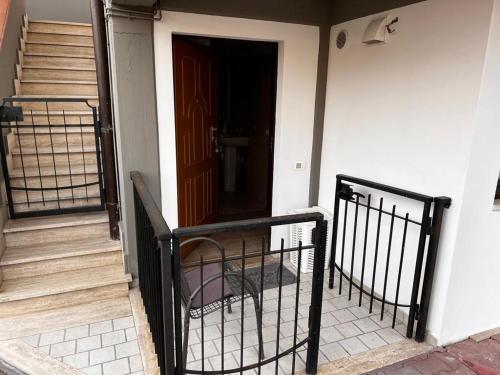 uma porta da frente de uma casa com um corrimão preto em Aguzzi beb em Rieti