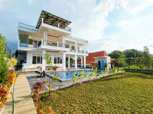 een uitzicht op een huis met een zwembad bij Villa Cisarua KB Isyana in Brujul