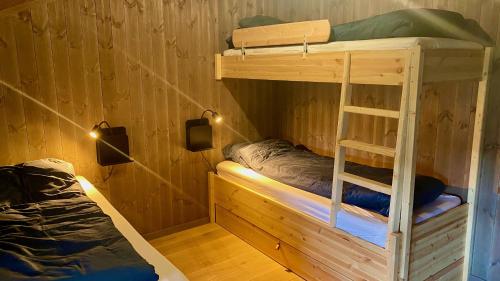 a bunk bed room with two bunk beds in it at Budalstølen-ny og flott hytte-sentral beliggenhet in Geilo