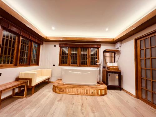 La salle de bains privative est pourvue d'une baignoire. dans l'établissement MI WO KEZHAN, à Ban Rak Thai