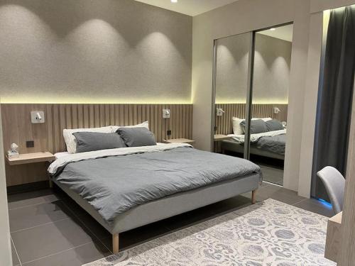 Giường trong phòng chung tại DAMAC Luxury new 1 bedroom apartment