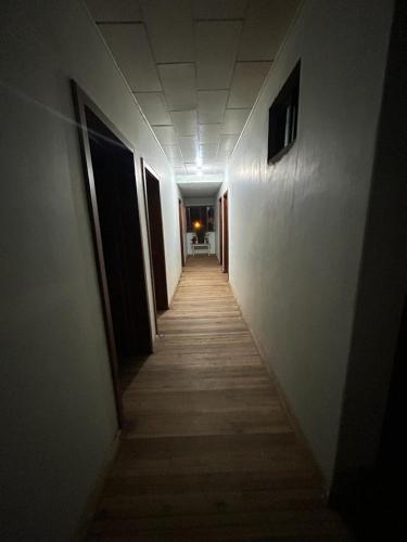 un pasillo en un edificio de oficinas con un pasillo largo en Casa Terra, en Cuenca