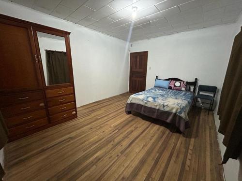 1 dormitorio con 1 cama y vestidor en Casa Terra, en Cuenca