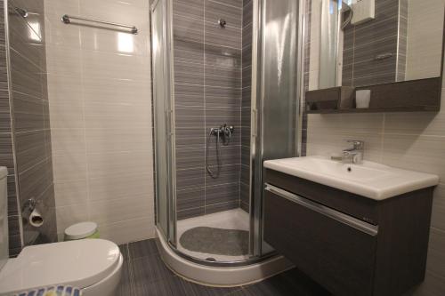 Ванная комната в Beachfront Sion Sarande Apartment 2