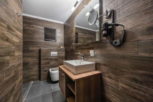 La salle de bains est pourvue d'un lavabo et de toilettes. dans l'établissement Art & Interiors, à Bodrum City