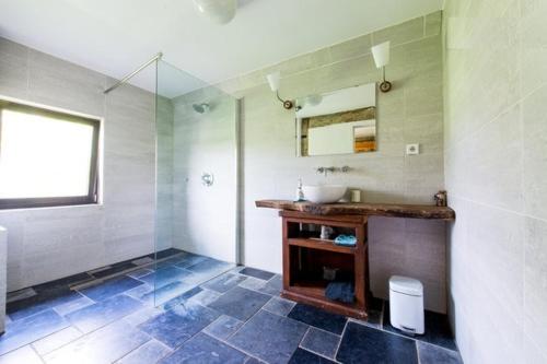 a bathroom with a sink and a mirror at Farm Stay Luythoeve in Meeuwen