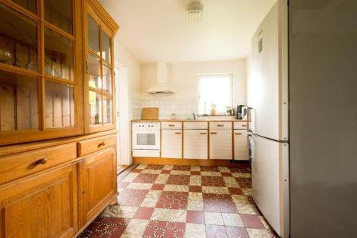 una cucina con frigorifero e pavimento a scacchi di Farm Stay Luythoeve a Meeuwen